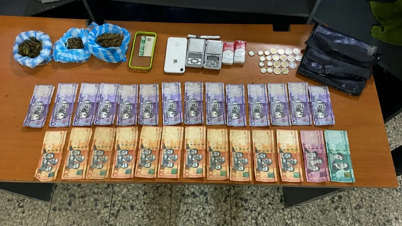 *Policía ocupa cuatro armas de fuego y drogas durante operativos preventivos en Los Guaricanos, SDN*